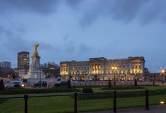 Pałac Buckingham przy nocą, zaświecającą z ciepłą łuną obrazy royalty free Pałac Buckingham przy nocą, zaświecającą z ciepłą łuną obrazy royalty free