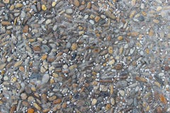 Старая дорога pebblestone мощенная булыжником с естественными камнями стоковое изображение rf Старая дорога pebblestone мощенная булыжником с естественными камнями стоковое изображение rf