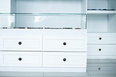 Pecho blanco de cajones, vestuario interior, tienda del guardarropa imágenes de archivo libres de regalías Pecho blanco de cajones, vestuario interior, tienda del guardarropa imágenes de archivo libres de regalías