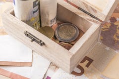 Pecho viejo de madera con las monedas y los billetes de banco euro imagenes de archivo Pecho viejo de madera con las monedas y los billetes de banco euro imagenes de archivo
