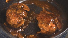 Pechugas de pollo fritas con la salsa del jengibre y de chile en un vídeo del cazo Pechugas de pollo fritas con la salsa del jengibre y de chile en un vídeo del cazo