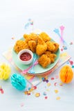 Pedazos crujientes de pollo frito y de salsa meridionales curruscantes en un fondo ligero con el espacio para el texto Los niños fotos de archivo Pedazos crujientes de pollo frito y de salsa meridionales curruscantes en un fondo ligero con el espacio para el texto Los niños fotos de archivo