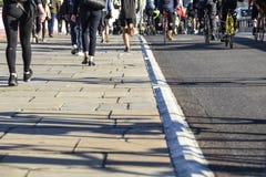 Pedestrians i cykliści krzyżuje Blackfriars most w Londyn obraz royalty free Pedestrians i cykliści krzyżuje Blackfriars most w Londyn obraz royalty free