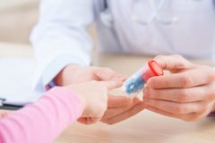 Pediatra profissional que dá medicinas a seu paciente imagem de stock Pediatra profissional que dá medicinas a seu paciente imagem de stock