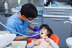 Pediatryczna dentystyka, zapobieganie dentystyki pojęcie czyścić dentysty zdjęcia stock Pediatryczna dentystyka, zapobieganie dentystyki pojęcie czyścić dentysty zdjęcia stock