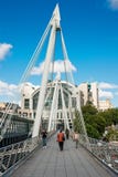 Pedoni che camminano sul ponte dorato di giubileo Fotografia Stock Libera da Diritti Pedoni che camminano sul ponte dorato di giubileo Fotografia Stock Libera da Diritti
