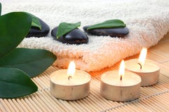 Pedras brancas de toalha e de zen de banho de Foldet fotografia de stock Pedras brancas de toalha e de zen de banho de Foldet fotografia de stock