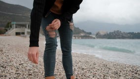 Pedras de jogo da mulher ao lago que está na praia em Montenegro filme Pedras de jogo da mulher ao lago que está na praia em Montenegro filme