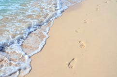 Pegadas na praia imagem de stock royalty free Pegadas na praia imagem de stock royalty free
