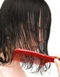 Peinar el pelo mojado imagenes de archivo Peinar el pelo mojado imagenes de archivo