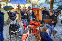 Peintres de Bohème travaillant à Paris dans le secteur de Montmartre photos libres de droits Peintres de Bohème travaillant à Paris dans le secteur de Montmartre photos libres de droits