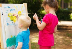 Peinture d'enfants d'école maternelle photo stock Peinture d'enfants d'école maternelle photo stock