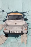 Peinture de Trabant au mur de Berlin, Allemagne image stock Peinture de Trabant au mur de Berlin, Allemagne image stock
