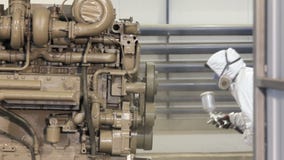 Peinture de travailleur avec un pistolet de pulvérisation Industrie lourde - peinture industrielle banque de vidéos Peinture de travailleur avec un pistolet de pulvérisation Industrie lourde - peinture industrielle banque de vidéos