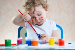 Peinture mignonne de petit enfant photographie stock Peinture mignonne de petit enfant photographie stock