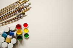Peintures et brosses, sur un fond blanc photos libres de droits Peintures et brosses, sur un fond blanc photos libres de droits