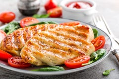 Peito de frango ou faixa, salada do legume grelhado e fresco de carne de aves domésticas do tomate e dos espinafres fotos de stock Peito de frango ou faixa, salada do legume grelhado e fresco de carne de aves domésticas do tomate e dos espinafres fotos de stock