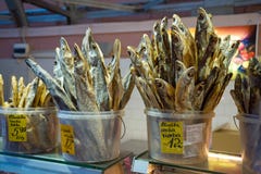 Peixes salgados secados no contador para a venda, petisco tradicional da cerveja fotos de stock Peixes salgados secados no contador para a venda, petisco tradicional da cerveja fotos de stock