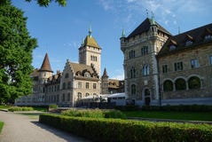 Pejzaż miejski z widokiem Szwajcarski muzeum narodowe w Z (Landesmuseum) fotografia stock Pejzaż miejski z widokiem Szwajcarski muzeum narodowe w Z (Landesmuseum) fotografia stock