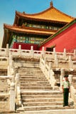 Peking, China 06 06 2018 Politieagent dichtbij de tempel in de Verboden stad stock fotografie Peking, China 06 06 2018 Politieagent dichtbij de tempel in de Verboden stad stock fotografie