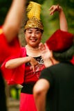 Pekín, China 07 06 Mujer feliz 2018 en danza roja del vestido en el parque imagen de archivo Pekín, China 07 06 Mujer feliz 2018 en danza roja del vestido en el parque imagen de archivo