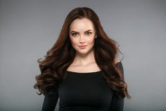 Pele da beleza da mulher e penteado saudáveis, morena com cabelo longo imagem de stock Pele da beleza da mulher e penteado saudáveis, morena com cabelo longo imagem de stock