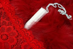 Pele vermelha, calças vermelhas e um tampão menstrual Produtos Vaginal para o cuidado íntimo Dias críticos da mulher, cyc gynecol fotos de stock Pele vermelha, calças vermelhas e um tampão menstrual Produtos Vaginal para o cuidado íntimo Dias críticos da mulher, cyc gynecol fotos de stock
