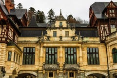 Peleskasteel in een bewolkte dag van de winter, het beroemdste koninklijke kasteel van Roemenië, Roemeens oriëntatiepunt stock foto's Peleskasteel in een bewolkte dag van de winter, het beroemdste koninklijke kasteel van Roemenië, Roemeens oriëntatiepunt stock foto's