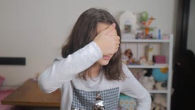 Pellame - e - ricerca la bambina ha coperto i suoi occhi per affrontare di sue mani dà una occhiata a per fischiare aspettando un archivi video Pellame - e - ricerca la bambina ha coperto i suoi occhi per affrontare di sue mani dà una occhiata a per fischiare aspettando un archivi video