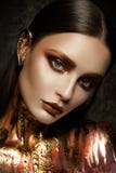 Pelle della donna dell'oro fotografia stock libera da diritti Pelle della donna dell'oro fotografia stock libera da diritti