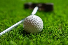 Pelota de golf y putter en hierba fotografía de archivo libre de regalías Pelota de golf y putter en hierba fotografía de archivo libre de regalías