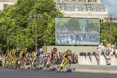 Pelotonen i Paris - Tour de France 2016 royaltyfri fotografi Pelotonen i Paris - Tour de France 2016 royaltyfri fotografi