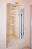 Penderie vide avec des étagères Éléments d'intérieur de vestiaire Images libres de droits Penderie vide avec des étagères Éléments d'intérieur de vestiaire Images libres de droits