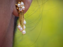 Pendientes de la perla del oro del estilo de Kerala imágenes de archivo libres de regalías Pendientes de la perla del oro del estilo de Kerala imágenes de archivo libres de regalías