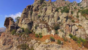 Pendio della montagna con le pietre di sporgenza Vista dell'occhio del ` s dell'uccello stock footage Pendio della montagna con le pietre di sporgenza Vista dell'occhio del ` s dell'uccello stock footage
