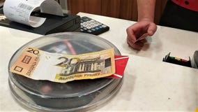 Pengar av 2money av 20 rubel av Republiken Vitryssland det plast- kortet, en platta för mottagande av pengar, räknemaskinen, kass fotografering för bildbyråer Pengar av 2money av 20 rubel av Republiken Vitryssland det plast- kortet, en platta för mottagande av pengar, räknemaskinen, kass fotografering för bildbyråer