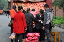Pengzhou, Cina: Mele d'acquisto della gente fotografia stock libera da diritti Pengzhou, Cina: Mele d'acquisto della gente fotografia stock libera da diritti