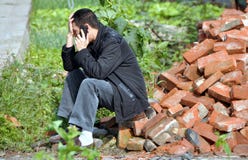 Pengzhou, Cina: Uomo che per mezzo del cellulare immagini stock libere da diritti Pengzhou, Cina: Uomo che per mezzo del cellulare immagini stock libere da diritti