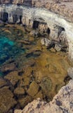 Penhasco corroído da costa, água de turquesa imagens de stock Penhasco corroído da costa, água de turquesa imagens de stock