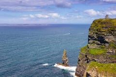Penhascos da Irlanda de Moher com o mar de viagem o do curso de Aran Islands imagem de stock royalty free Penhascos da Irlanda de Moher com o mar de viagem o do curso de Aran Islands imagem de stock royalty free