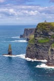 Penhascos do mar de viagem do formato de retrato do curso da Irlanda de Moher nat fotos de stock Penhascos do mar de viagem do formato de retrato do curso da Irlanda de Moher nat fotos de stock