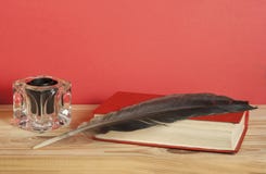 Penna di spoletta e del vecchio libro con il calamaio sulla tavola di legno Spazio della copia libera immagini stock Penna di spoletta e del vecchio libro con il calamaio sulla tavola di legno Spazio della copia libera immagini stock
