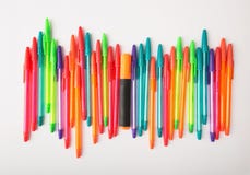 Penne a sfera dei colori differenti su un fondo bianco fotografia stock libera da diritti Penne a sfera dei colori differenti su un fondo bianco fotografia stock libera da diritti