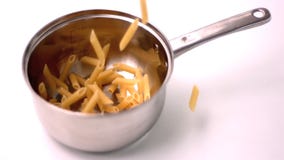 Penne που πέφτει στο δοχείο απόθεμα βίντεο Penne που πέφτει στο δοχείο απόθεμα βίντεο