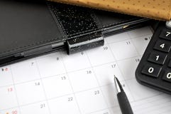 Pennpunkt hitintills på kalender royaltyfri bild Pennpunkt hitintills på kalender royaltyfri bild