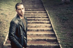 Pensamientos, ansiedad masculina Hombre hermoso modelo cerca de pasos fotografía de archivo Pensamientos, ansiedad masculina Hombre hermoso modelo cerca de pasos fotografía de archivo