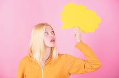 Pensamientos de la mujer adorable alegre Las ideas y los pensamientos copian el espacio Idea e inspiraci?n Idea y concepto el ins foto de archivo Pensamientos de la mujer adorable alegre Las ideas y los pensamientos copian el espacio Idea e inspiraci?n Idea y concepto el ins foto de archivo
