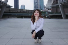 Pensiero e concetto premuroso di affari Ritratto di giovane donna di affari asiatica attraente che esaminano sicura e del sorriso fotografie stock libere da diritti Pensiero e concetto premuroso di affari Ritratto di giovane donna di affari asiatica attraente che esaminano sicura e del sorriso fotografie stock libere da diritti