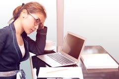 Pensiero o rilassamento della donna di affari fotografia stock Pensiero o rilassamento della donna di affari fotografia stock