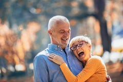 Pension?rer p? en g? i h?stskog arkivfoton Pension?rer p? en g? i h?stskog arkivfoton